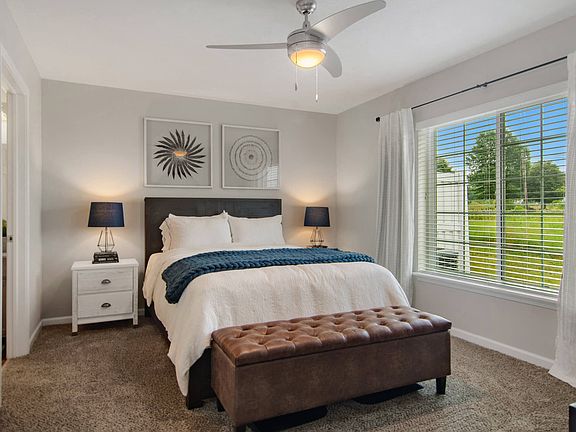 Large Main Bedroom with En-suite Bathroom & Closet