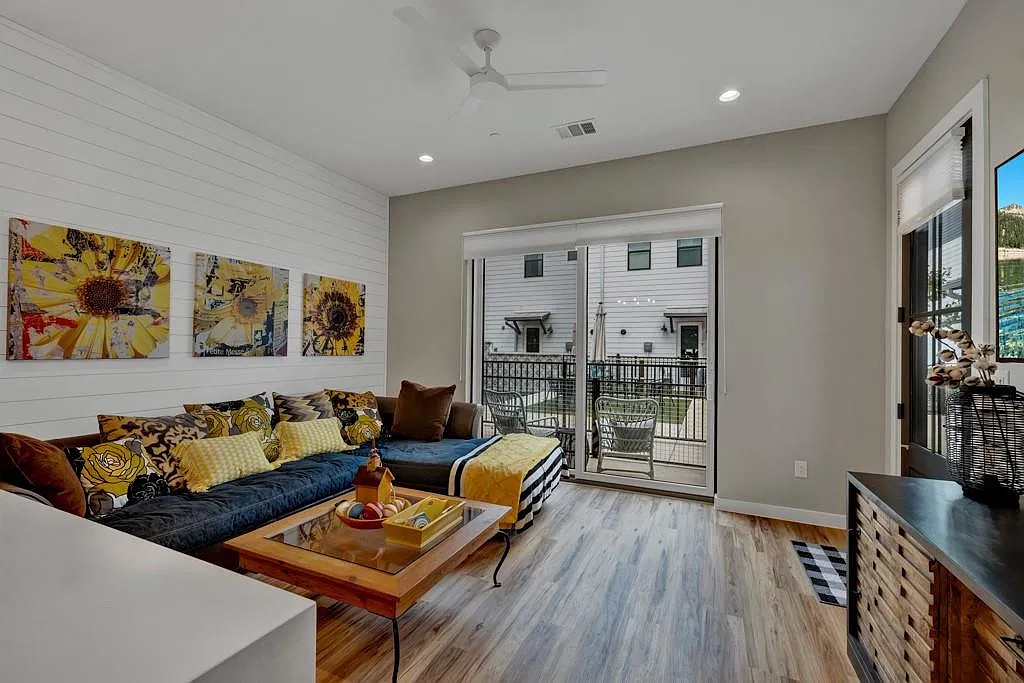 1 bed, 1.0 bath, 688 sqft, $1,200 — Photo 3