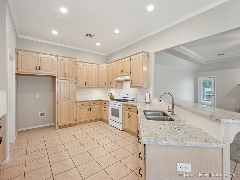 1504 S Desert Palm Ave — Photo 8