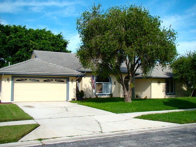 1st image of 410 SW Magnolia Cv