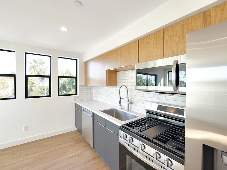 1858 S Redondo Blvd #5/6 — Photo 5