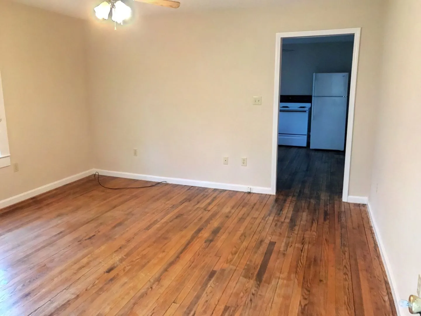 Adorable 2 Bed/1 Bath Bungalow Style Home - Move in Ready - Large Lot - Washer/Dryer Included — Photo 3