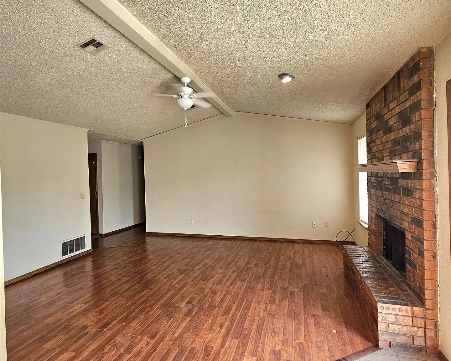 3 bed, 2.0 bath, 1290 sqft, $1,395 — Photo 2