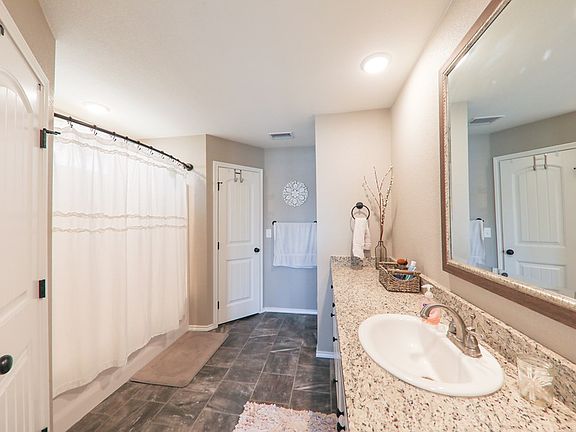 3rd image of 1303 E Spruce Ave