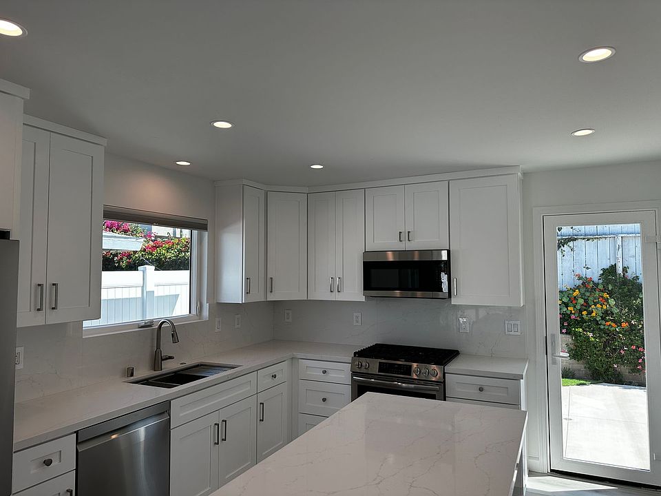 1st image of 2065 Edinburg Ave