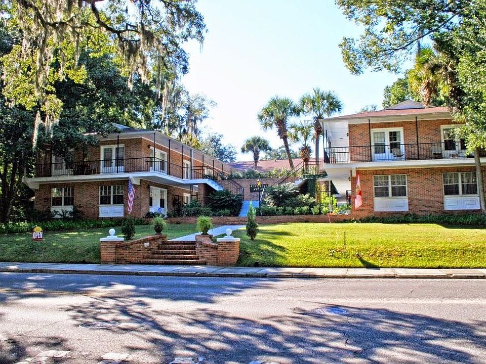 Fort King Manor Apartments
926 E Fort King Street