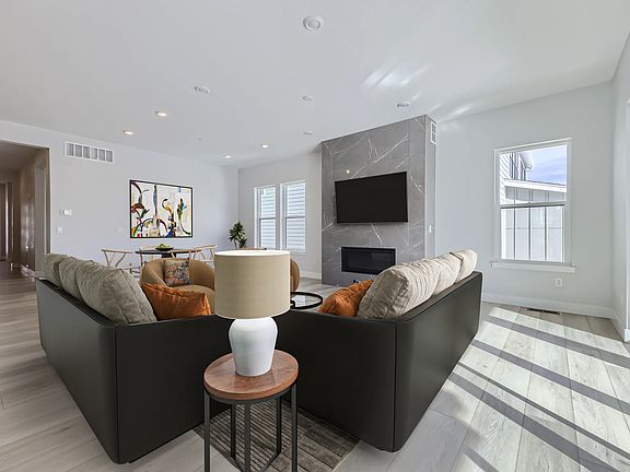 Stevie - Great Room - Virtually Staged