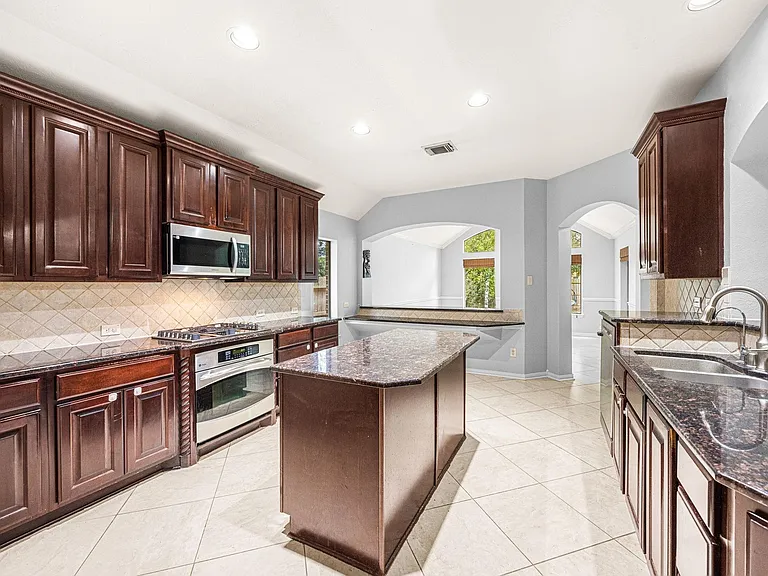 802 Floriencia St — Photo 15