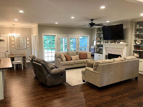 Living Area/Breakfast Nook