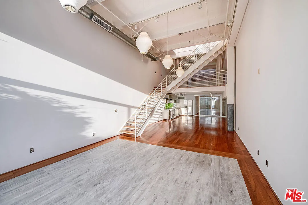 3 bed, 2.0 bath, 2330 sqft, $8,500 — Photo 3