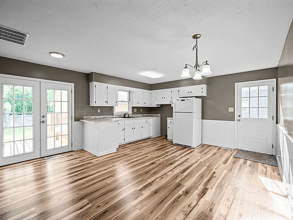 5th image of 131 Boxwood Dr