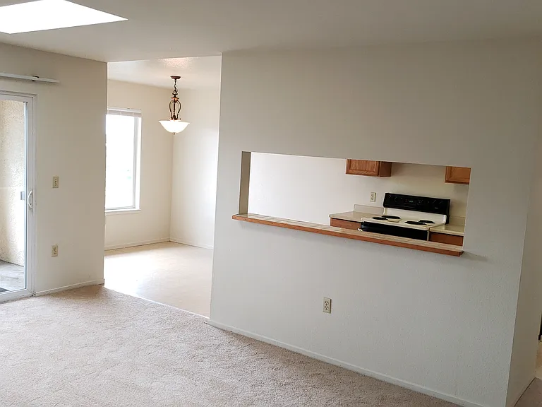 Sunset Vista Apartments — Photo 30