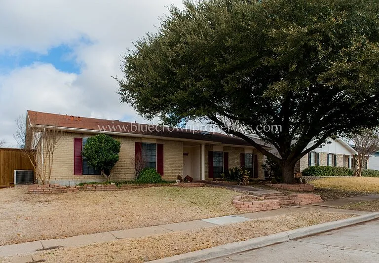 10239 Catalpa Rd — Photo 2