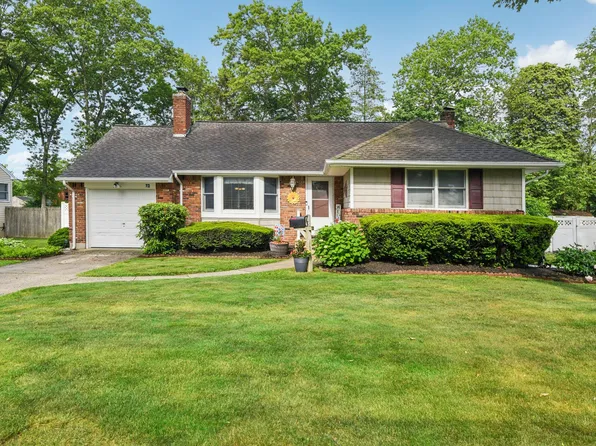 73 8th Avenue, Kings Park, NY 11754
