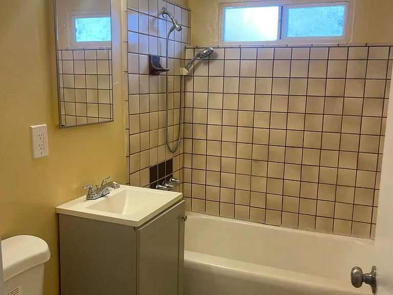 2004 W Oldfield St #2004B — Photo 3