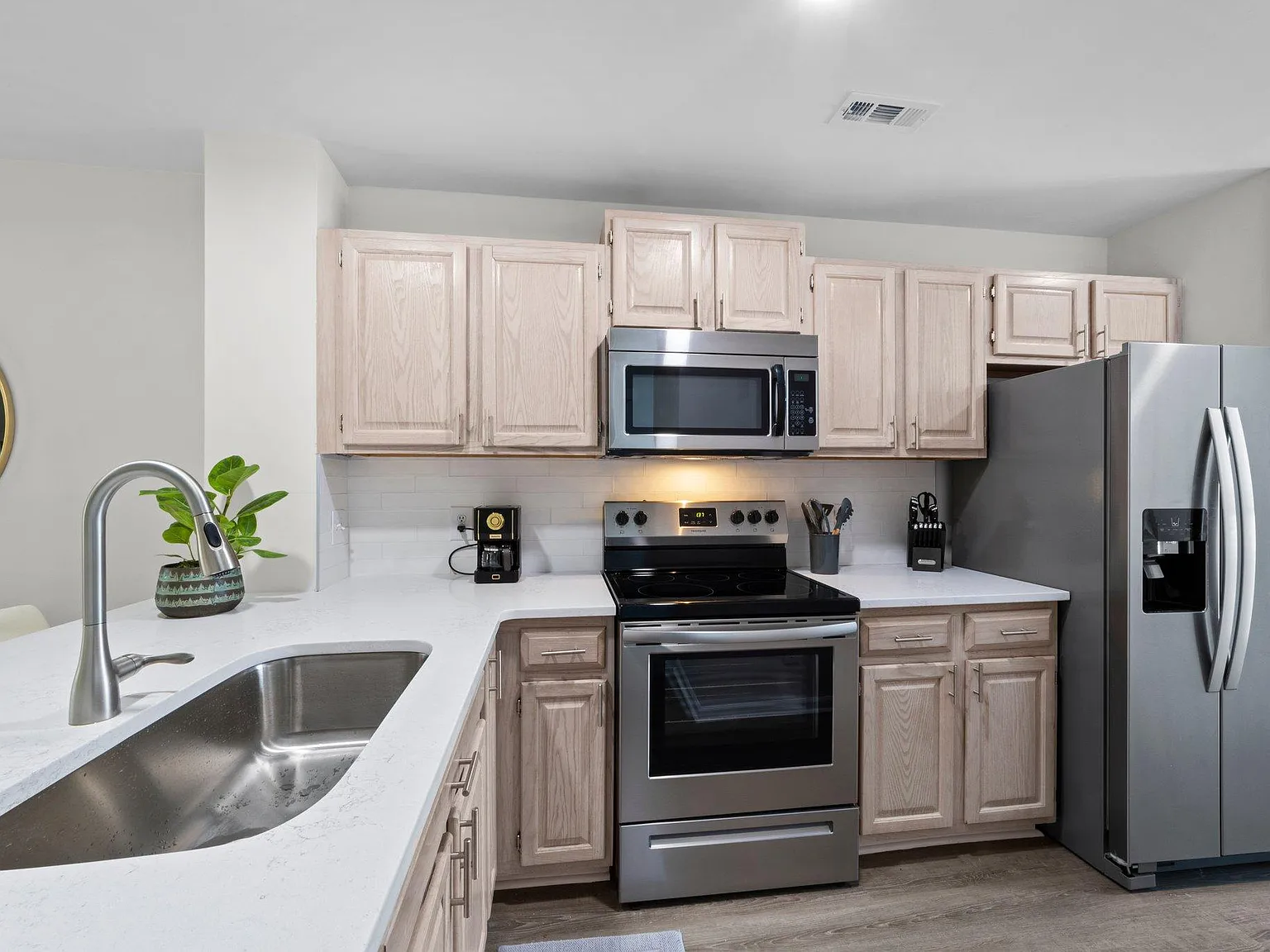 2 bed, 960 sqft, $3,500 — Photo 3