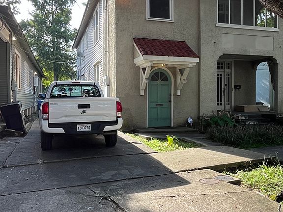 Private driveway for unit