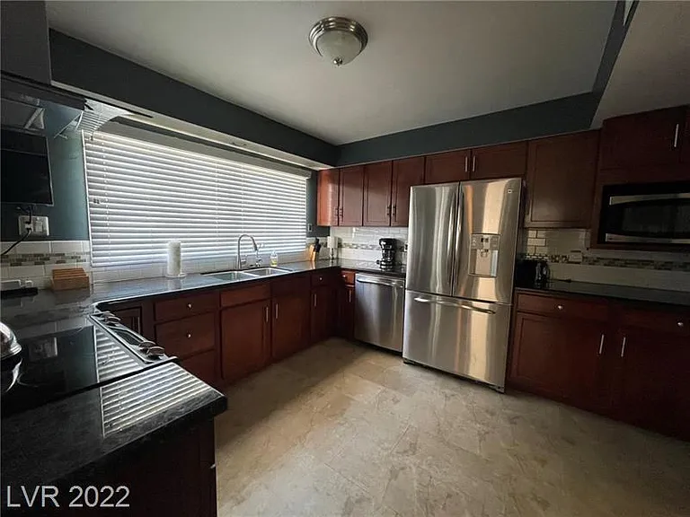 1332 5th Pl — Photo 3
