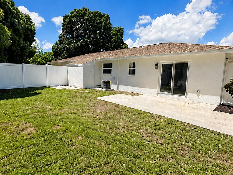 1810 47th Avenue Dr W — Photo 2
