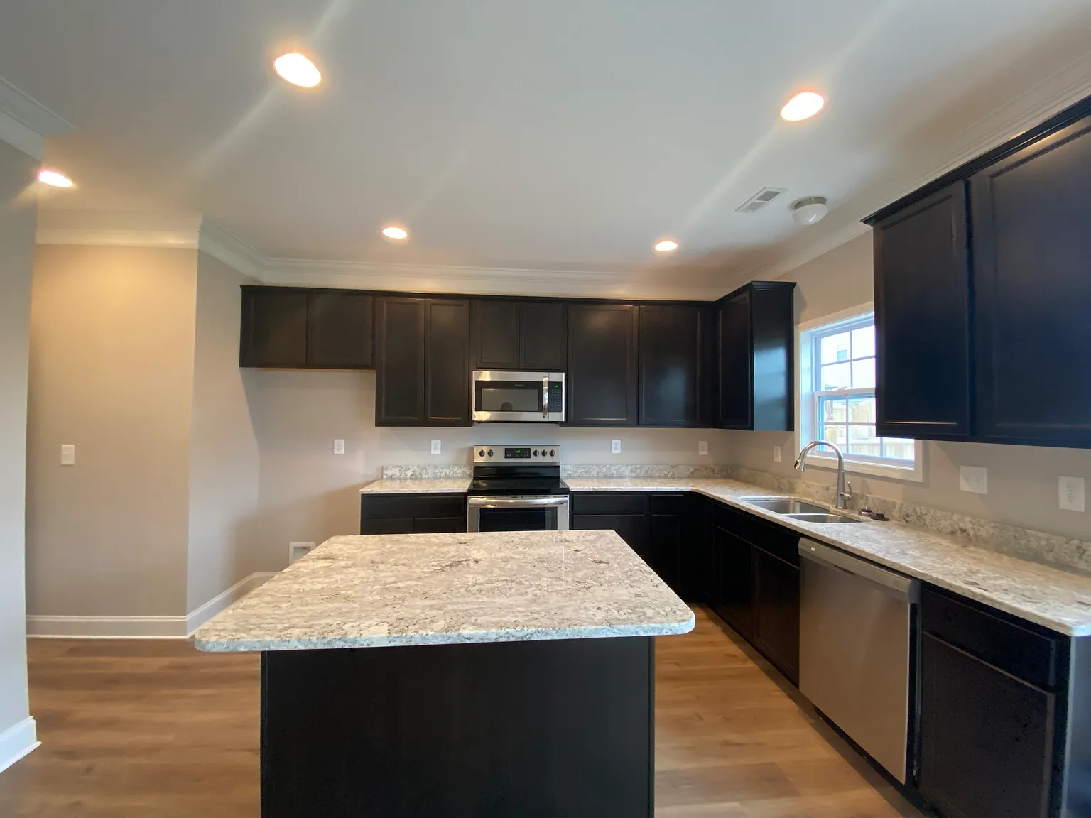 3 bed, 2.5 bath, 1800 sqft, $2,599 — Photo 3