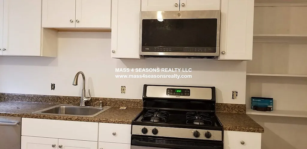 5 bed, 2.5 bath, 9999 sqft, $9,000 — Photo 1
