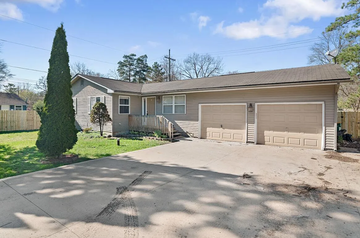 Building Photo - 733 Luna Ct