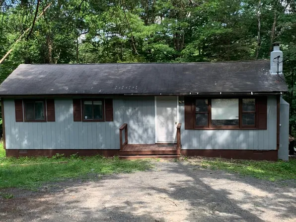 3565 Acorn Cir, Bushkill, PA 18302