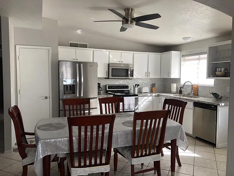 325 W Holladay Dr — Photo 3