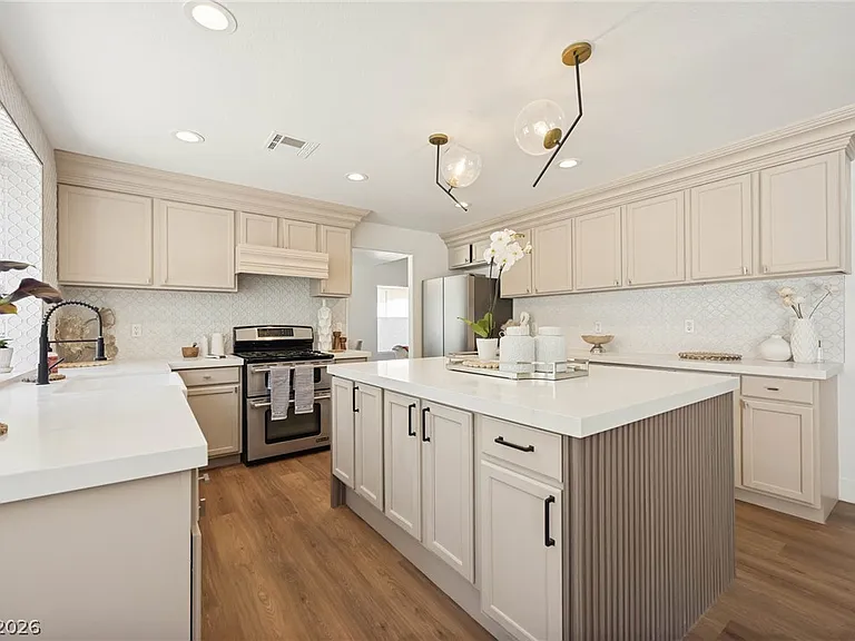 7825 Desert Bell Ave — Photo 15