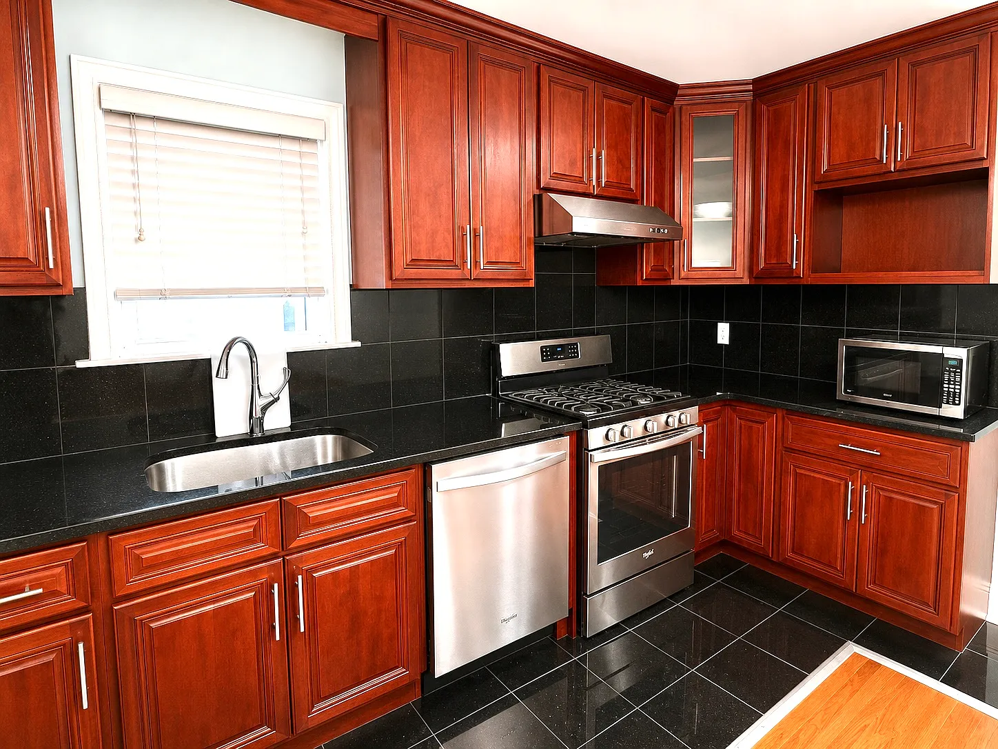 2 bed, 1000 sqft, $3,300 — Photo 3
