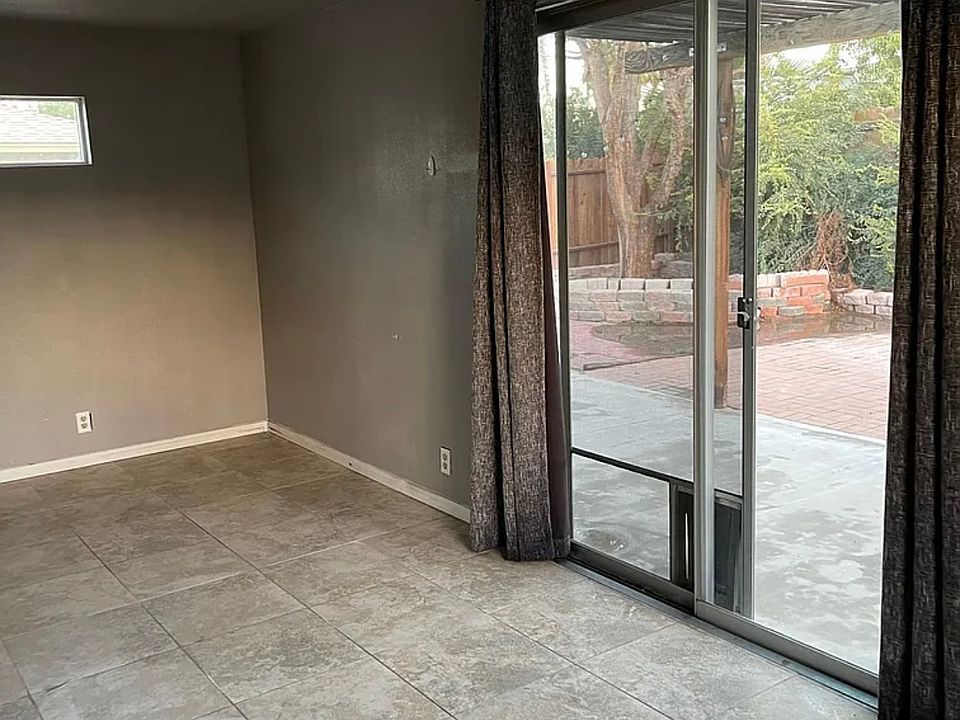 1st image of 77355 California Dr