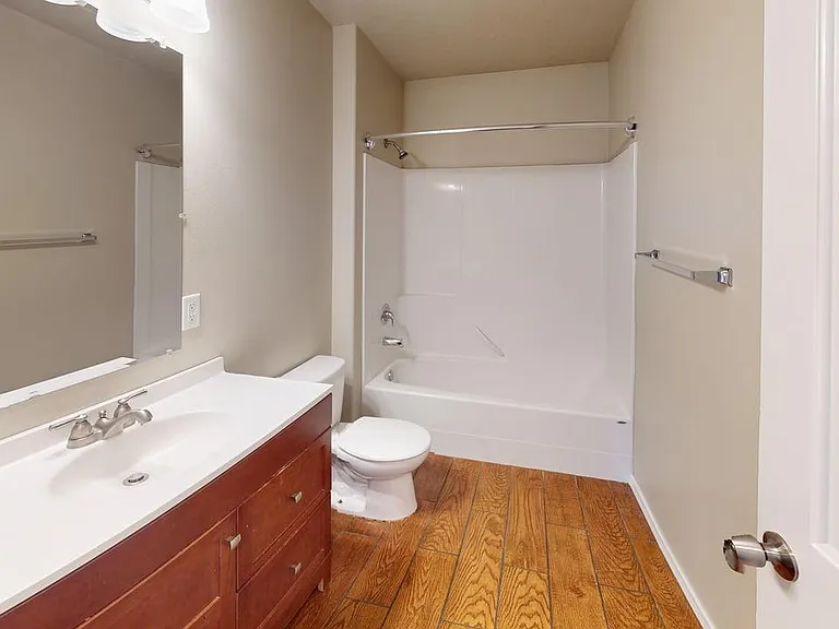 550 SE 7th St #C — Photo 2