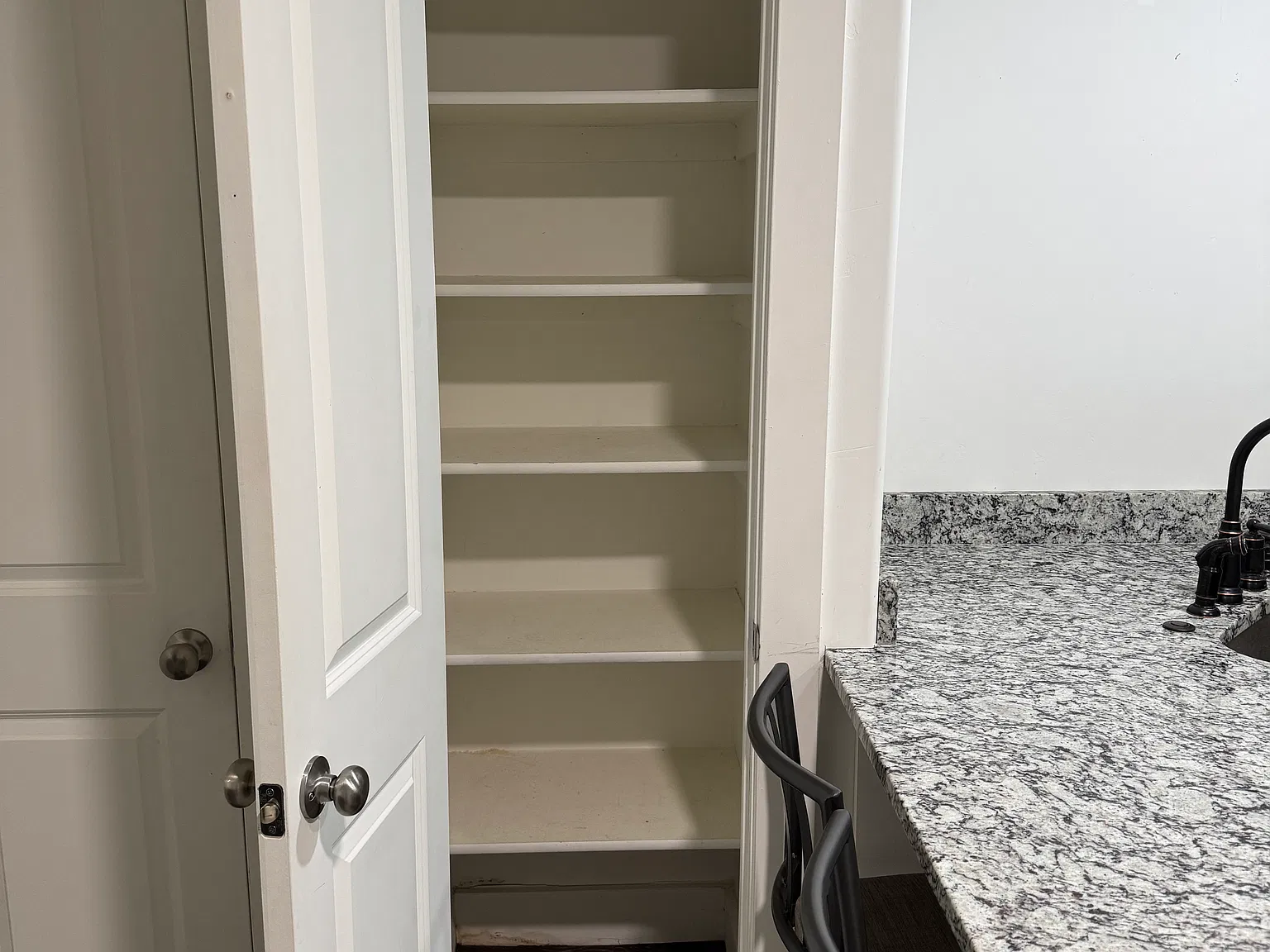 2 bed, 900 sqft, $1,500 — Photo 4
