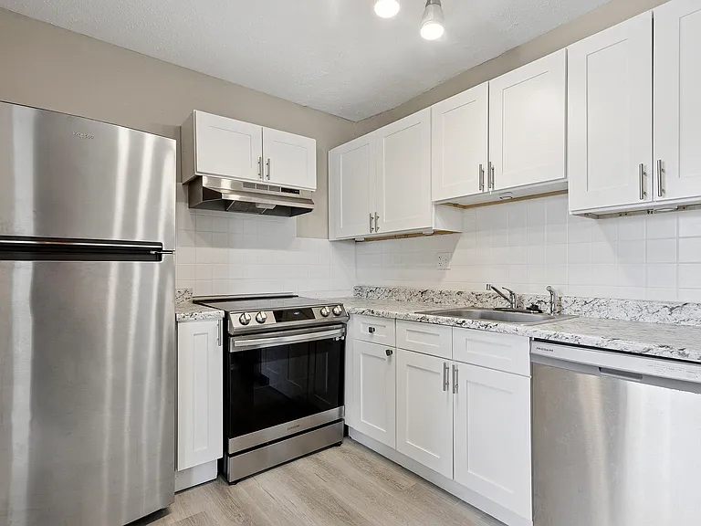 ReNew on Blues Apartments & Townhomes — Photo 10