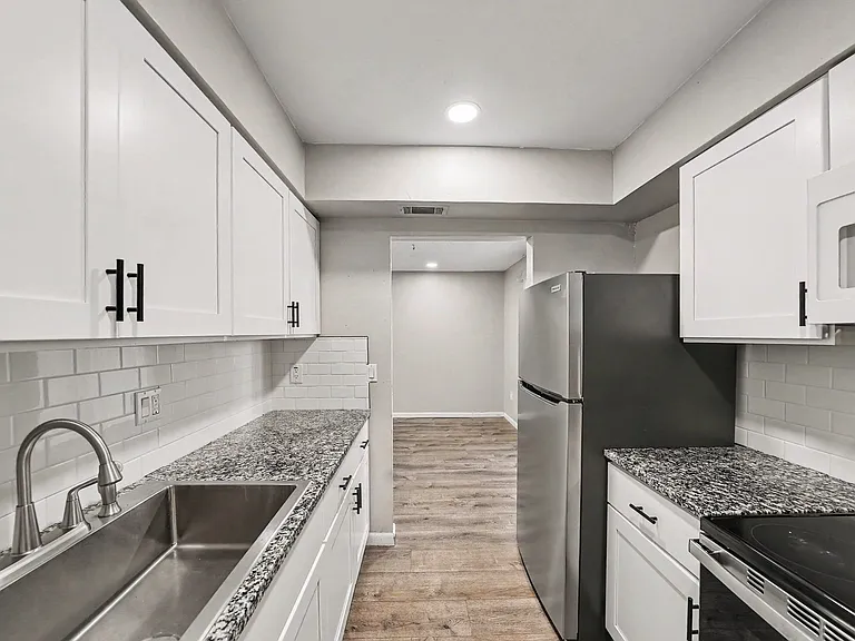 9208 N Connechusett Rd #D — Photo 16