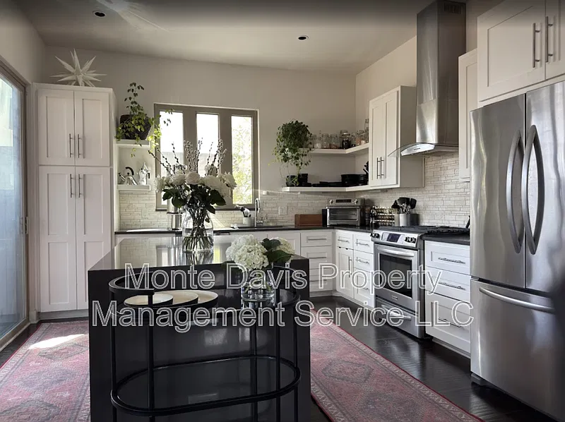 2 bed, 2.5 bath, 1715 sqft, $3,200 — Photo 4