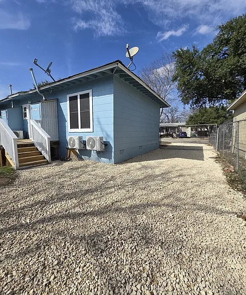 1124 Fenfield Ave — Photo 3