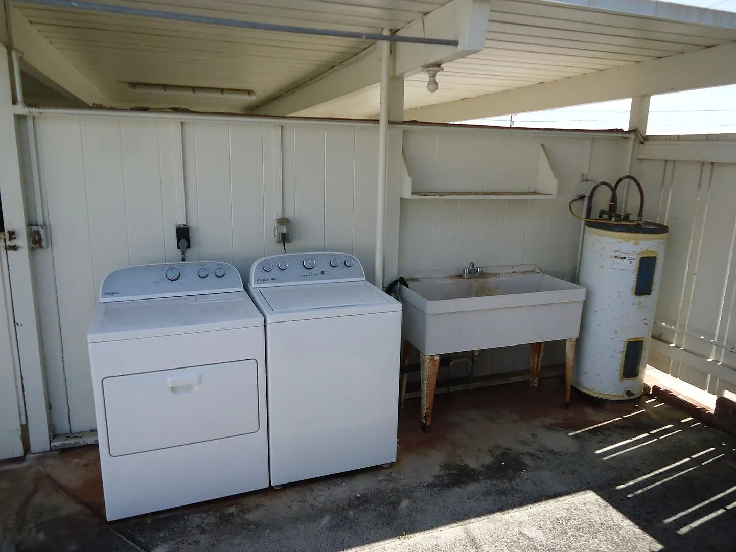 Pearl City single level 3 Bedroom, 1.5 Bath, 2 Car Caport — Photo 3