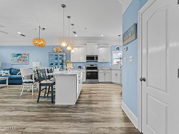4th image of 5 Oak Alley Ln