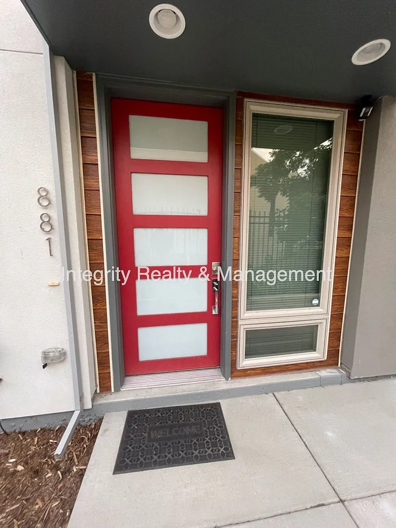 2 Bed/2 Bath Townhouse, 1280 sq ft, 881 Delaware St — Photo 2