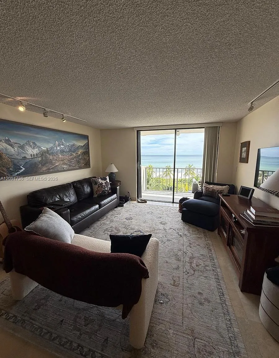 Oceanfront Plaza Condo — Photo 2