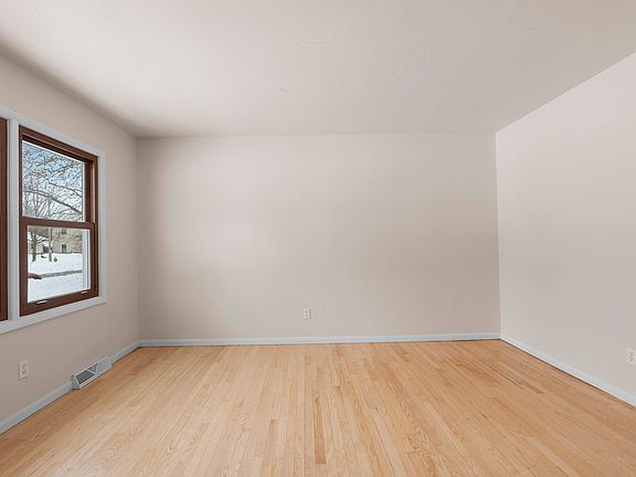 4th image of 1045 Green Acres Ln