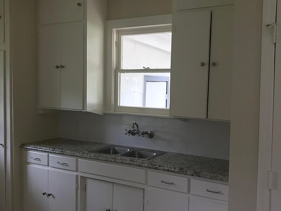 3rd image of 214 Dallas St