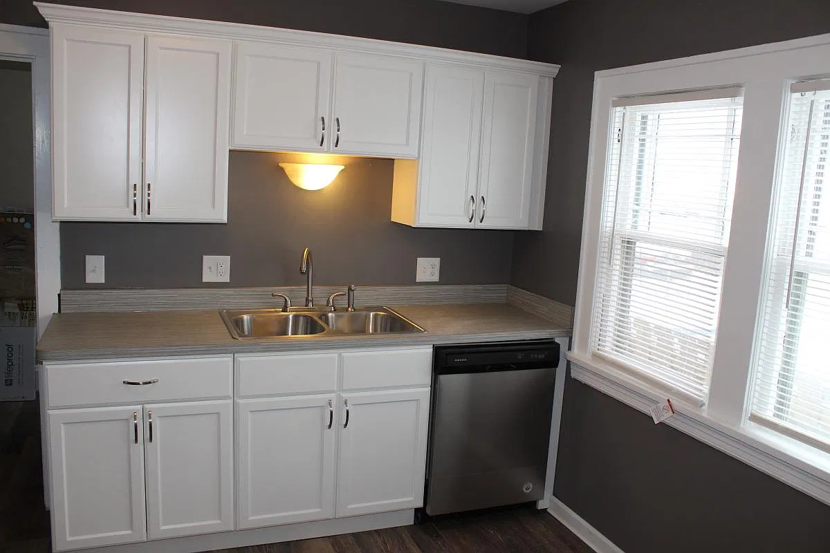 1636 Victoria Ave — Photo 2