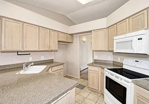 478 Moonlight Dr — Photo 7