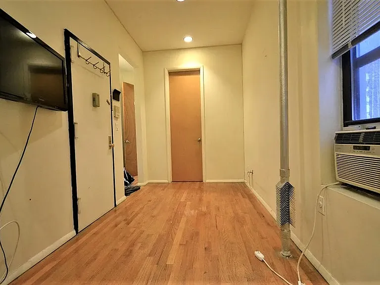 534 W 50th St #5A — Photo 3