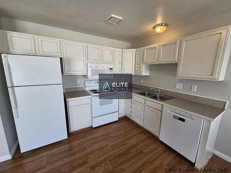 3530 Greenfield Dr — Photo 8
