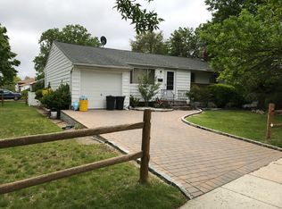 6 Grohmans Ln, Plainview, NY 11803