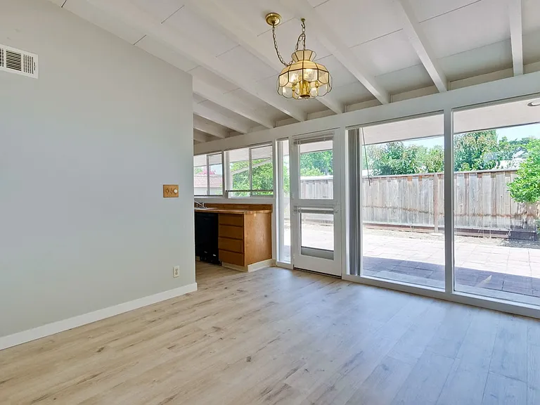 3049 Harding Ave — Photo 8