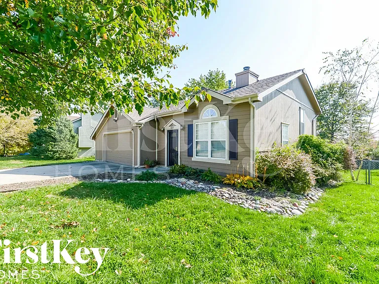 609 Rosehill Dr — Photo 2
